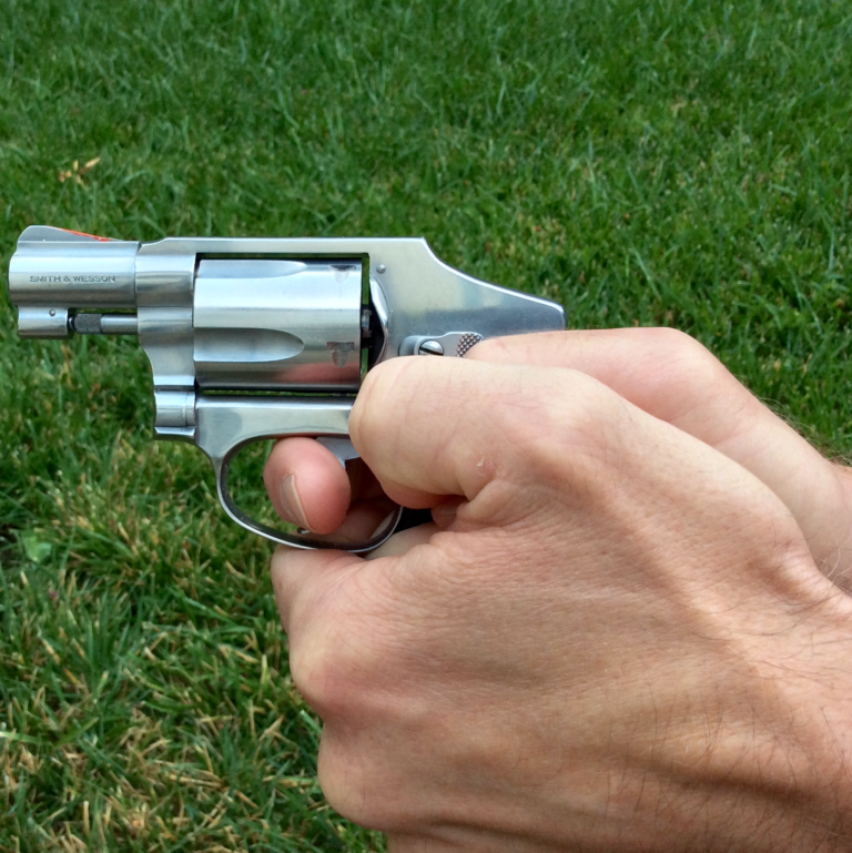 impugnare un revolver