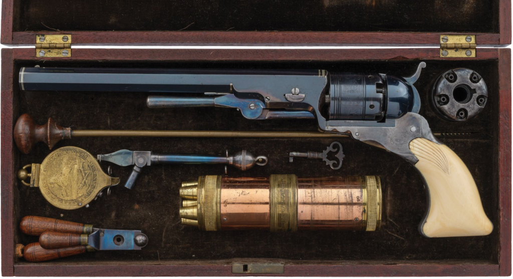 Colt No.5 Texas Paterson con custodia, fascette d'argento, canna 9", leva di caricamento e impugnatura in avorio con intaglio a conchiglia.